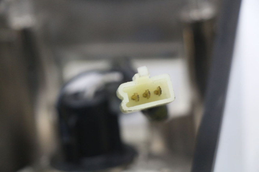 photo de LUZ TRASERA HYOSUNG GV AQUILA 125 (2000 - 2009) - Estado de la superficie y material