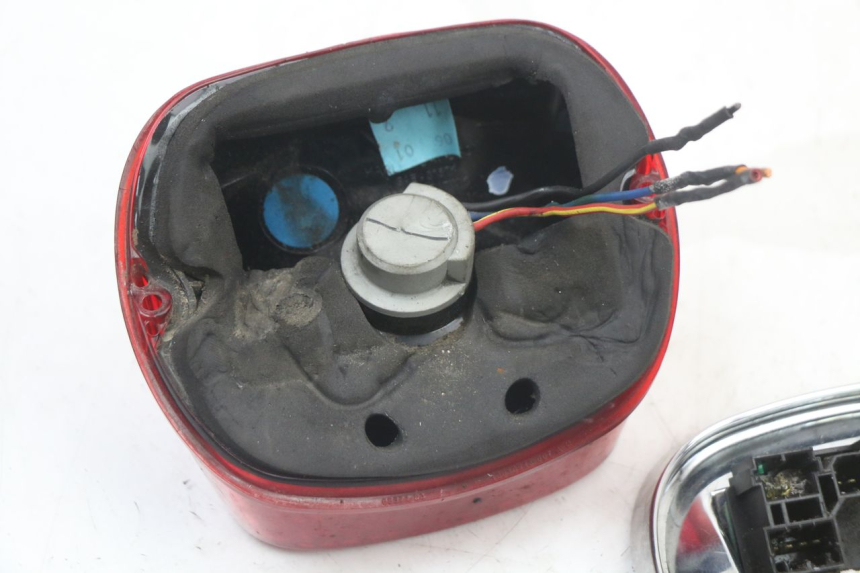 photo de LUZ TRASERA HARLEY DAVIDSON SPORTSTER XL CUSTOM 883 (1999 - 2006) - Zoom sobre los componentes