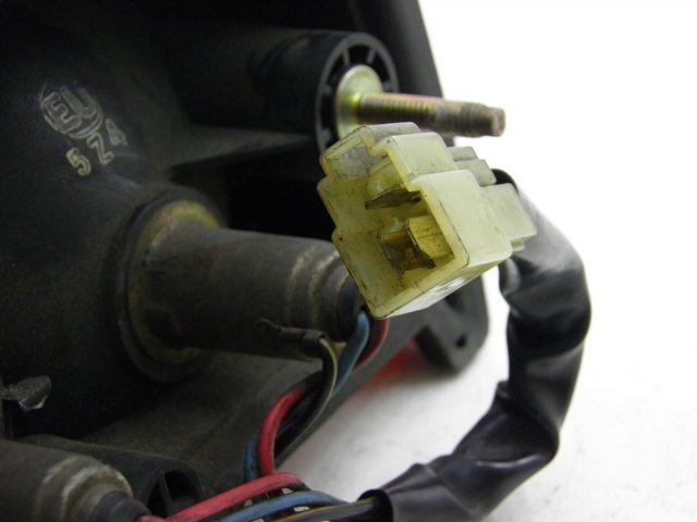 photo de LUZ TRASERA KAWASAKI ZEPHYR 550 (1991 - 1998) - Zoom estado de uso