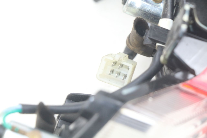 photo de FARO TRASERO PEUGEOT KISBEE 2T 50 (2010 - 2017) - Zoom estado de uso