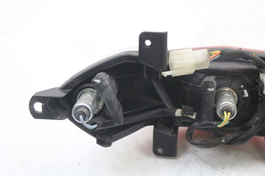 photo de FARO TRASERO PEUGEOT KISBEE 2T 50 (2010 - 2017) - Detalles de los puntos de fijación