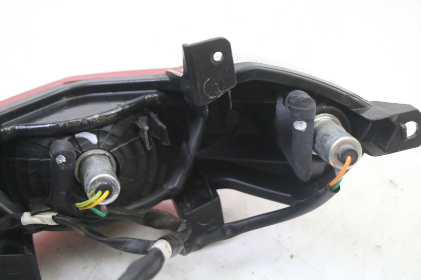 photo de LUZ TRASERA PEUGEOT KISBEE 2T 50 (2018 - 2022) - Estado de la superficie y material