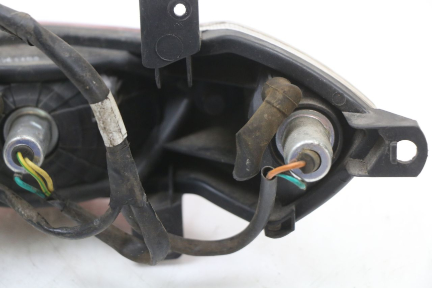 photo de LUZ TRASERA PEUGEOT KISBEE 4T 50 (2010 - 2017) - Estado de la superficie y material