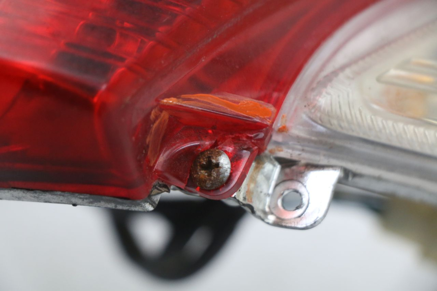 photo de LUZ TRASERA ORCAL KITE 4T 50 (2019 - 2023) - Detalles de los puntos de fijación