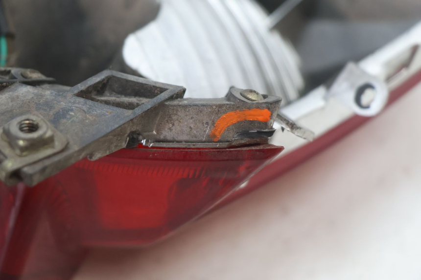 photo de LUZ TRASERA KYMCO LIKE 125 (2009 - 2016) - Estado de la superficie y material