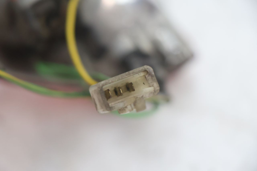 photo de LUZ TRASERA PEUGEOT LUDIX 50 (2005 - 2007) - Detalles de los puntos de fijación