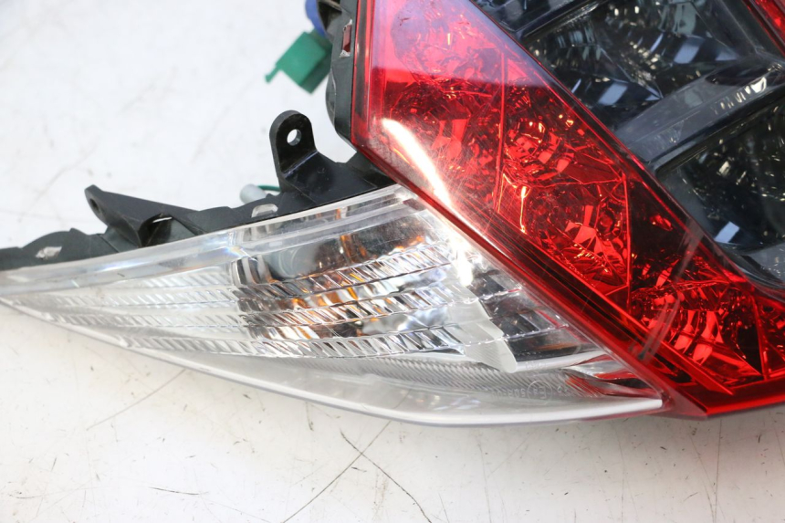 photo de LUZ TRASERA KYMCO MOVIE S 125 (2009 - 2018) - Estado de la superficie y material