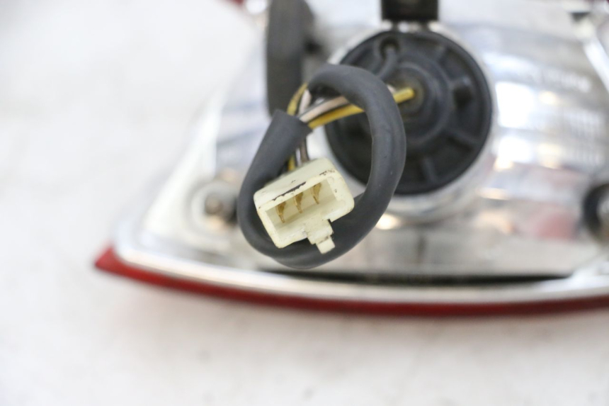 photo de LUZ TRASERA PIAGGIO NEW TYPHOON 50 (2018 - 2021) - Detalles de los puntos de fijación