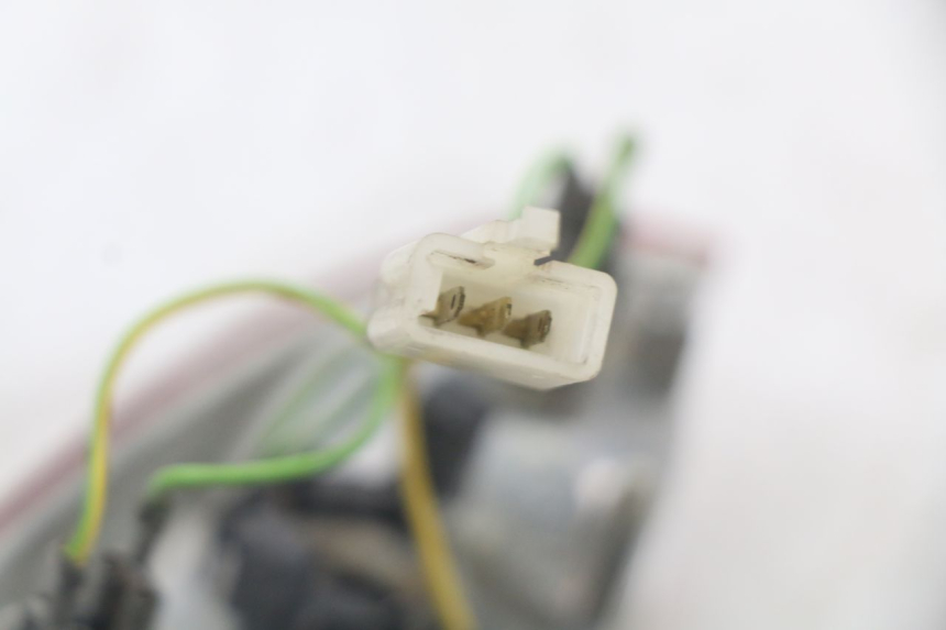 photo de LUZ TRASERA PEUGEOT LUDIX 50 (2005 - 2007) - Detalles de los puntos de fijación