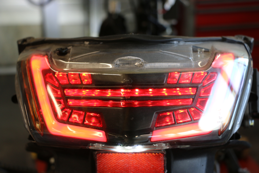 photo de LUZ TRASERA JM MOTORS R-MAX TECH 50 (2024 - 2026) - Zoom estado de uso