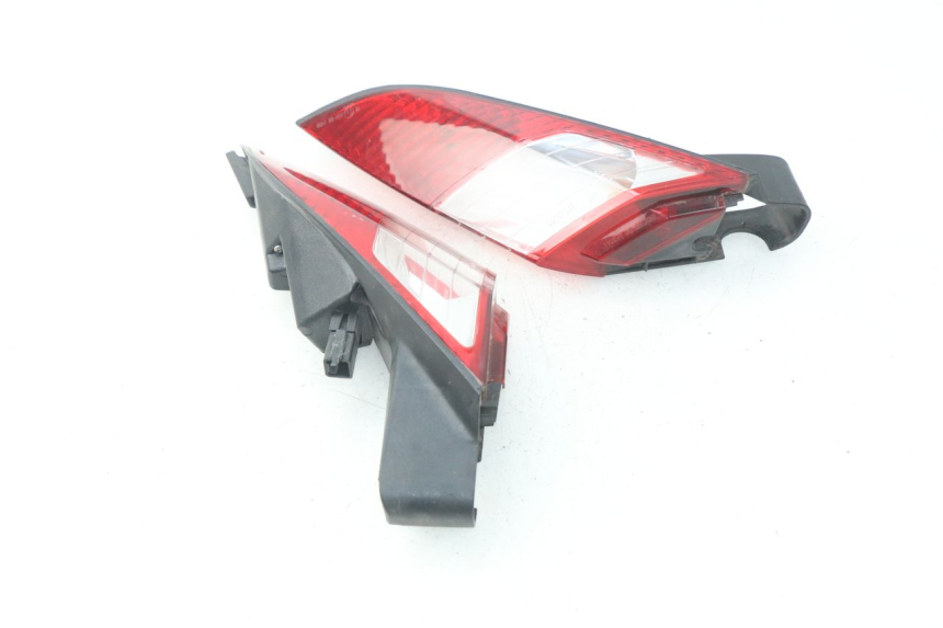 photo de LUZ TRASERA PEUGEOT SATELIS 125 (2006 - 2009) - Detalles de los puntos de fijación