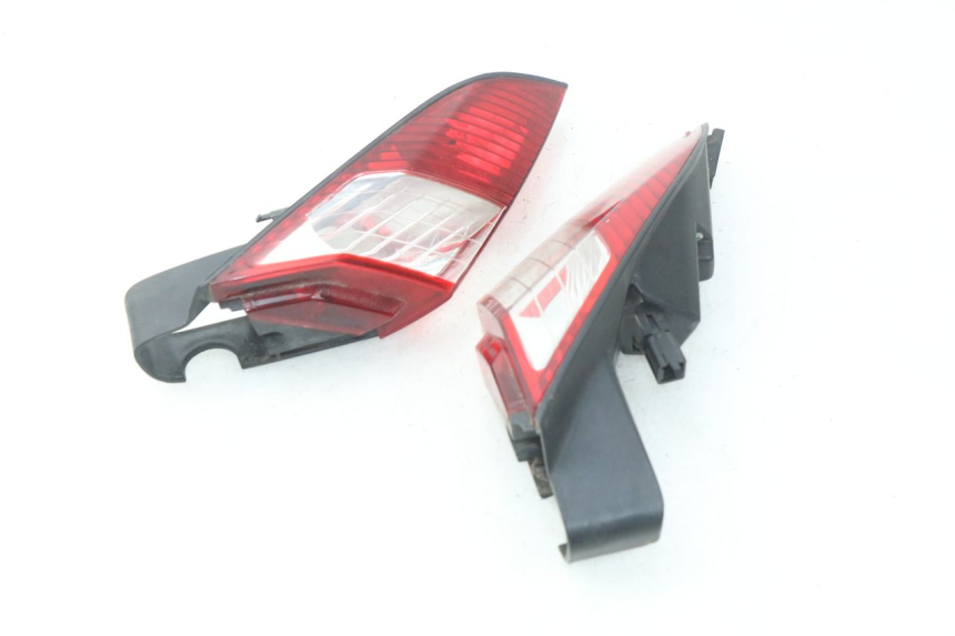 photo de LUZ TRASERA PEUGEOT SATELIS 125 (2006 - 2009) - Estado de la superficie y material