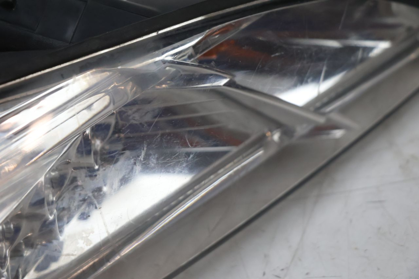 photo de LUZ TRASERA PEUGEOT SATELIS 125 (2013 - 2018) - Detalles de los puntos de fijación
