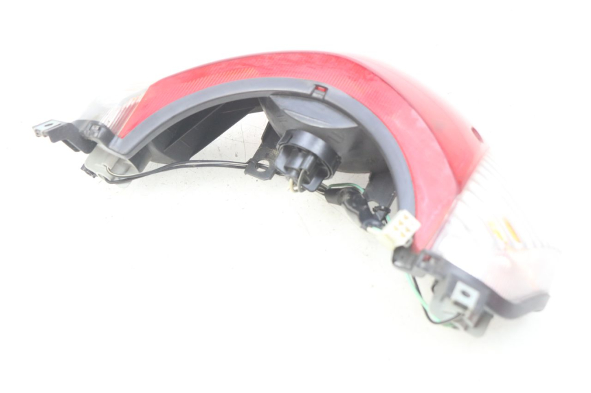 photo de LUZ TRASERA SUZUKI SIXTEEN 125 (2008 - 2010) - Detalles de los puntos de fijación