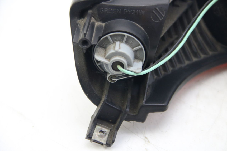 photo de LUZ TRASERA SUZUKI SIXTEEN 125 (2008 - 2010) - Zoom sobre los componentes