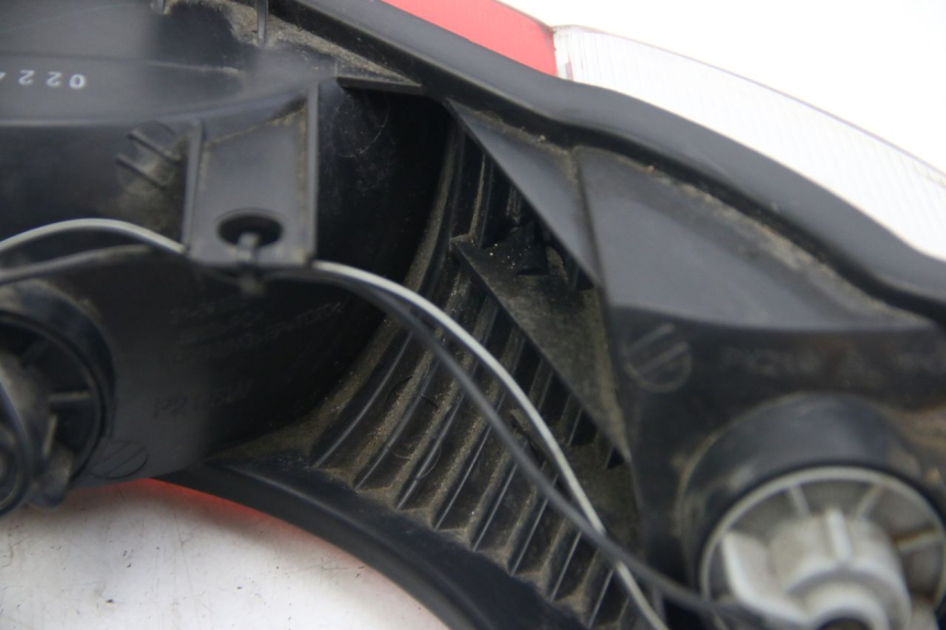 photo de LUZ TRASERA SUZUKI SIXTEEN 125 (2008 - 2010) - Estado de la superficie y material