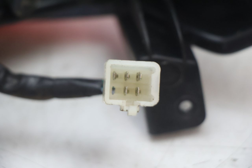 photo de LUZ TRASERA PEUGEOT STREETZONE NAKED 2T 50 (2014 - 2018) - Detalles de los puntos de fijación