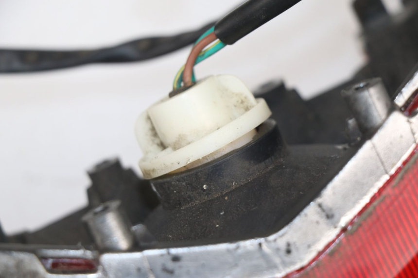 photo de LUZ TRASERA PEUGEOT SUM UP 125 (2008 - 2013) - Detalle de la pieza