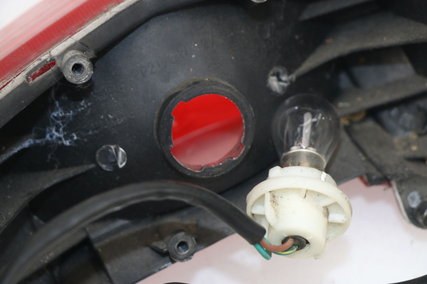 photo de LUZ TRASERA PEUGEOT SUM UP 125 (2008 - 2013) - Zoom estado de uso