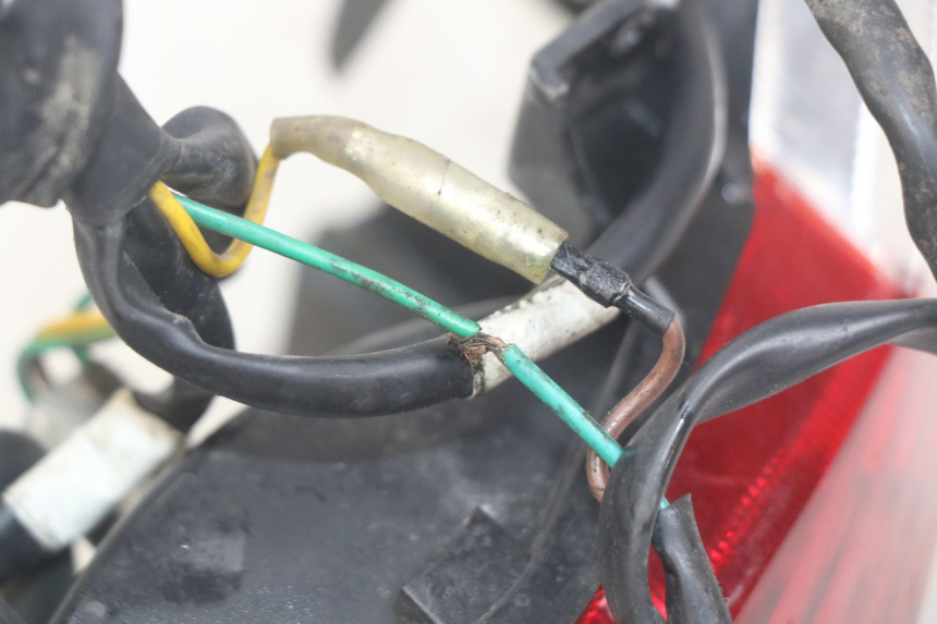 photo de LUZ TRASERA PEUGEOT TWEET 4T 50 (2018 - 2022) - Detalle de la pieza