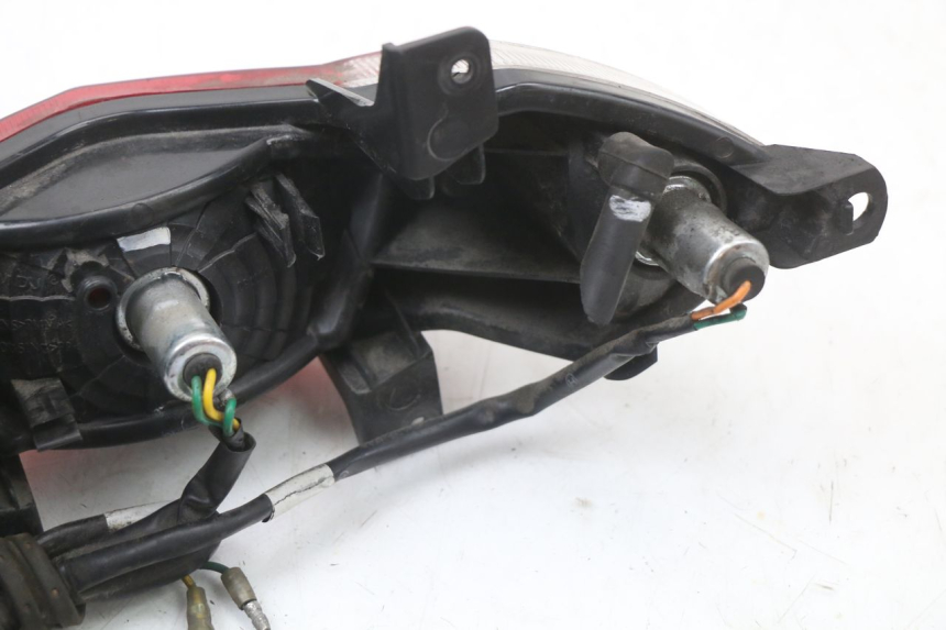 photo de LUZ TRASERA PEUGEOT TWEET 125 (2018 - 2021) - Detalles de los puntos de fijación