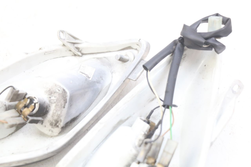 photo de LUZ TRASERA YAMAHA XMAX X-MAX 125 (2006 - 2009) - Detalles de los puntos de fijación