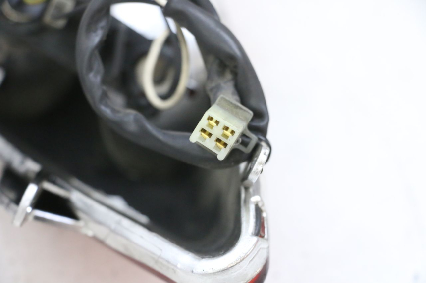 photo de LUZ TRASERA YAMAHA XMAX X-MAX 125 (2006 - 2009) - Detalles de los puntos de fijación