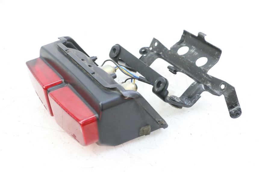 photo de LUZ TRASERA YAMAHA FZS FAZER 600 (2001 - 2003) - Primer plano técnico