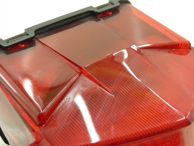 photo de LUZ TRASERA YAMAHA TDM 900 (2004 - 2006) - Estado de la superficie y material