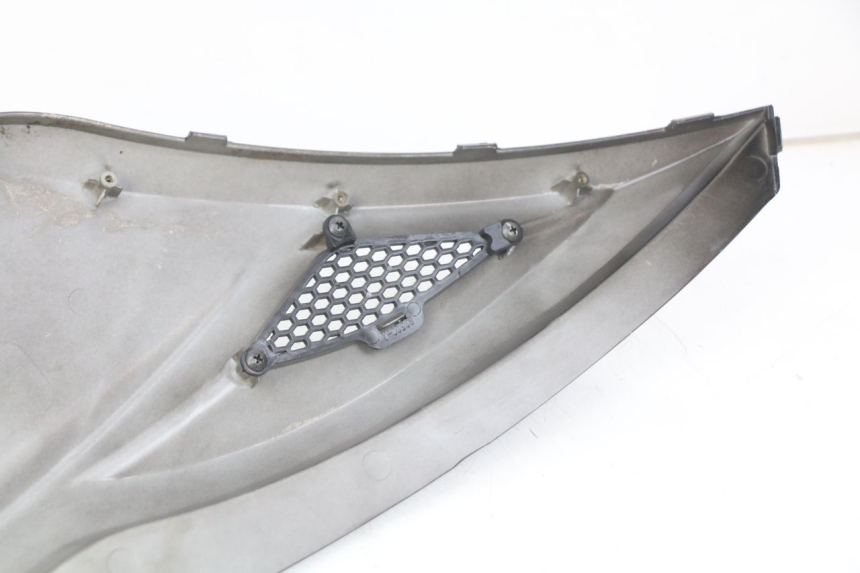 photo de FLANCO TRASERO DERECHO KYMCO AGILITY 16+ 4T 50 (2018 - 2023) - Zoom sobre los componentes