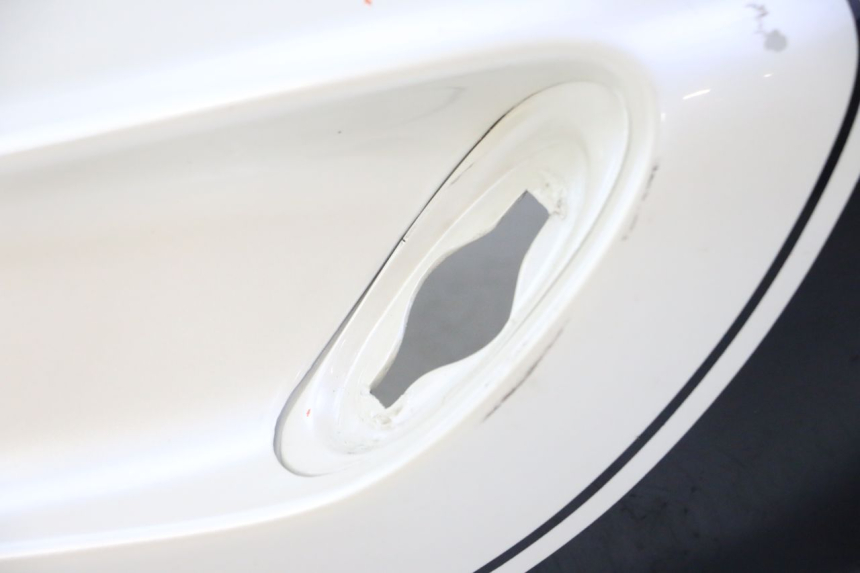 photo de FLANCO TRASERO DERECHO HONDA CBR RR FIREBLADE 900 (1992 - 1994) - Primer plano de alta resolución