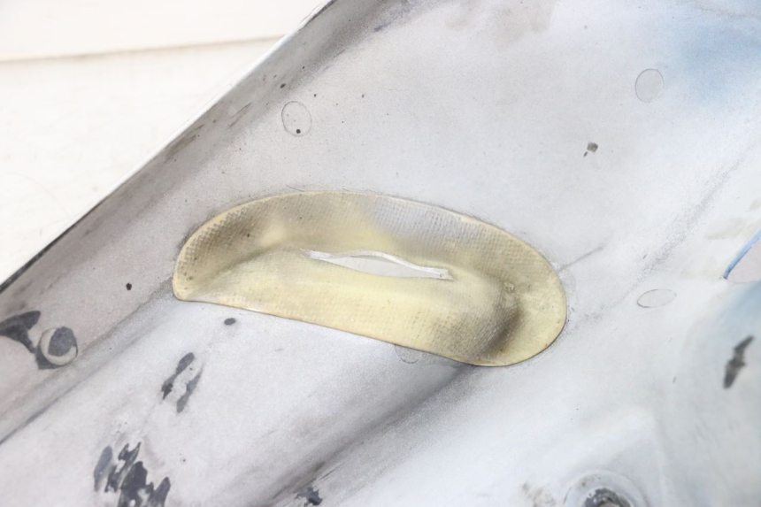 photo de FLANCO TRASERO DERECHO HONDA CBR RR FIREBLADE 900 (1992 - 1994) - Estado de la superficie y material