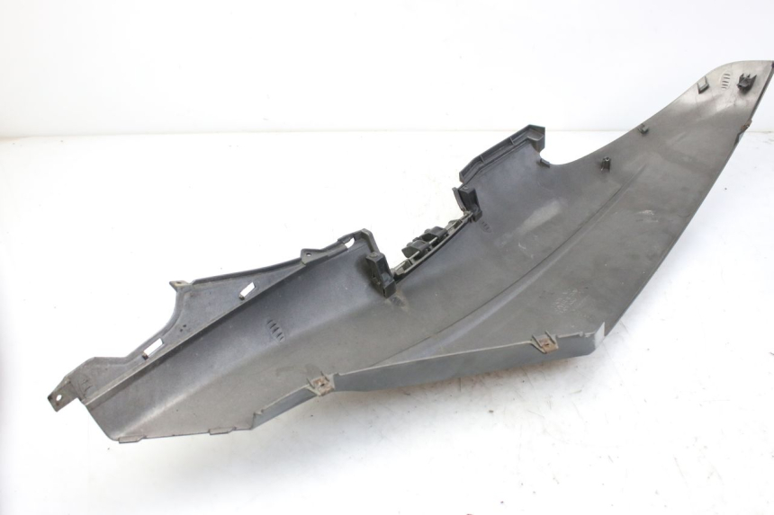photo de FLANCO TRASERO DERECHO HONDA FES S-WING SWING ABS 125 (2007 - 2015) - Primer plano técnico
