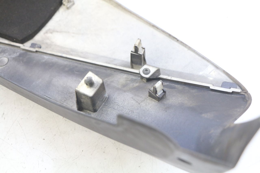 photo de FLANCO TRASERO DERECHO HONDA FJS SILVERWING SILVER WING 400 (2009 - 2016) - Primer plano técnico