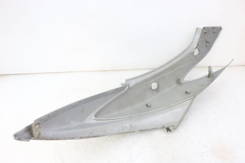 photo de CARENADO TRASERO DERECHA MBK FLAME X 125 (2007 - 2016) - Detalles de los puntos de fijación