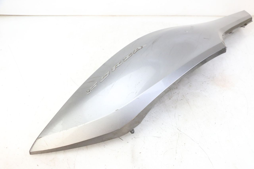 photo de CARENADO TRASERO DERECHA HONDA FORZA ABS 300 (2013 - 2017) - Zoom sobre los componentes