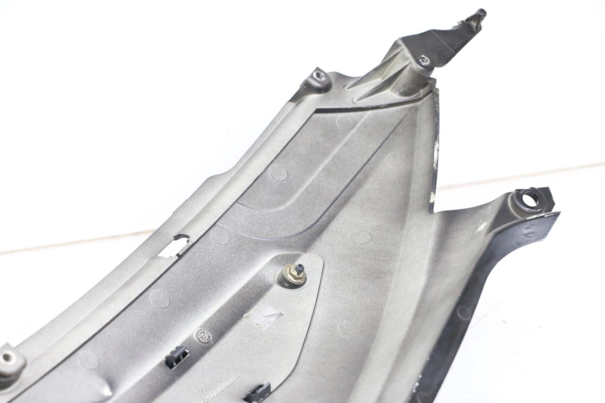 photo de CARENADO TRASERO DERECHA PEUGEOT GEOPOLIS RS 125 (2007 - 2009) - Estado de la superficie y material