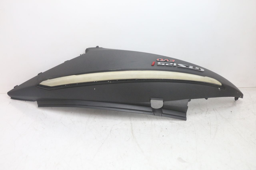 photo de CARENADO TRASERO DERECHA SYM GTS EVO 125 (2009 - 2013) - Primer plano técnico