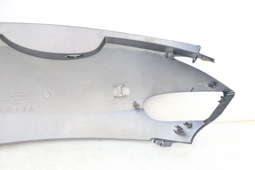 photo de CARENADO TRASERO DERECHA KYMCO GRAND DINK 125 (2008 - 2014) - Primer plano técnico