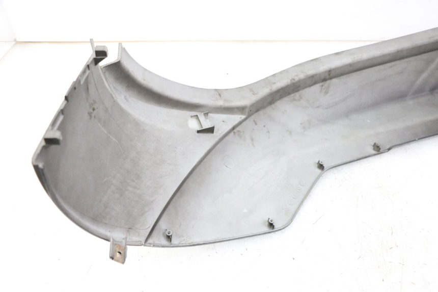 photo de CARENADO TRASERO DERECHA KYMCO PEOPLE S 125 (2000 - 2008) - Primer plano técnico