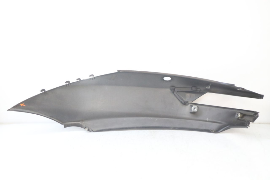 photo de CARENADO TRASERO DERECHA PIAGGIO MP3 HPE 350 (2018 - 2020) - Detalles de los puntos de fijación