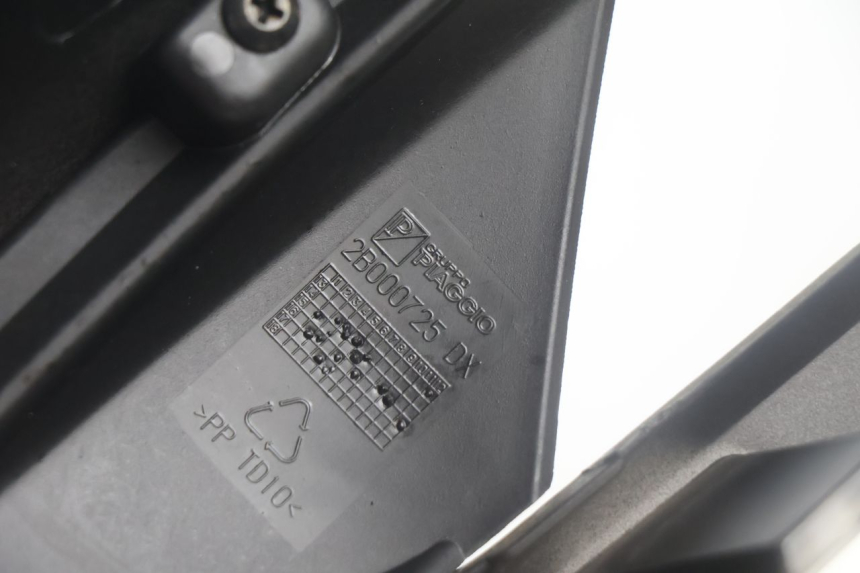 photo de CARENADO TRASERO DERECHA PIAGGIO MP3 500 (2016 - 2018) - Primer plano de alta resolución