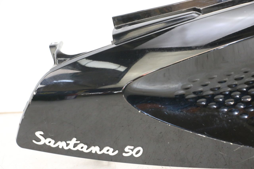 photo de CARENADO TRASERO DERECHA JM MOTORS SANTANA 50 (2014 - 2023) - Detalles de los puntos de fijación