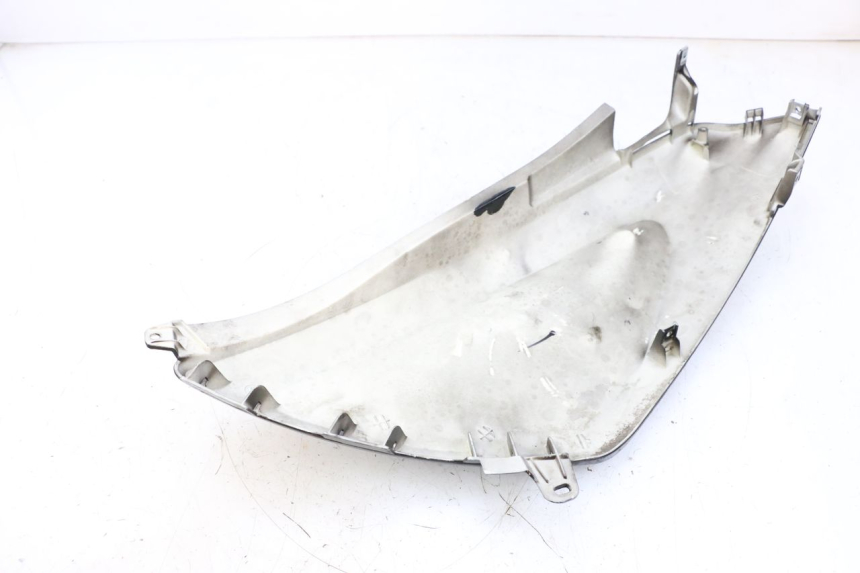 photo de CARENADO TRASERO DERECHA JM MOTORS SANTANA 50 (2014 - 2023) - Detalles de los puntos de fijación