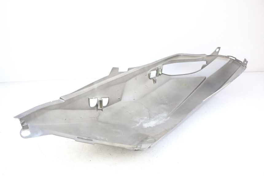 photo de FLANCO TRASERO DERECHO PEUGEOT SATELIS 125 (2010 - 2012) - Primer plano técnico