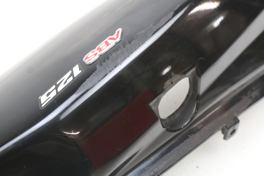 photo de FLANCO TRASERO DERECHO SUZUKI SIXTEEN 125 (2008 - 2010) - Zoom sobre los componentes