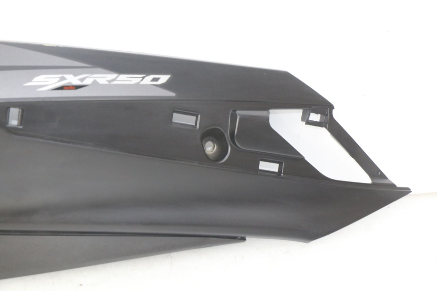 photo de FLANCO TRASERO DERECHO APRILIA SXR 50 (2021 - 2023) - Estado de la superficie y material