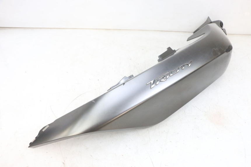 photo de CARENADO TRASERO DERECHA YAMAHA TRICITY 300 (2020 - 2024) - Zoom sobre los componentes
