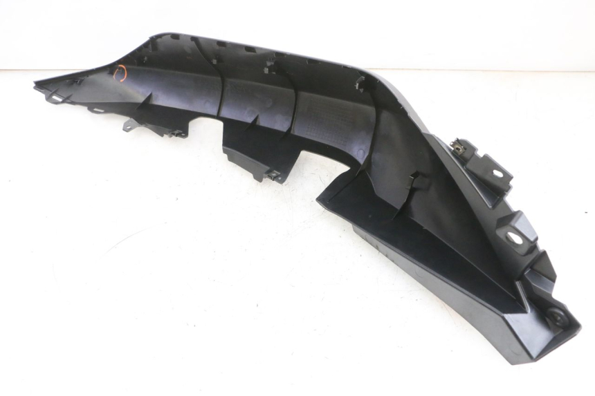 photo de CARENADO TRASERO DERECHA YAMAHA TRICITY 300 (2020 - 2024) - Detalles de los puntos de fijación