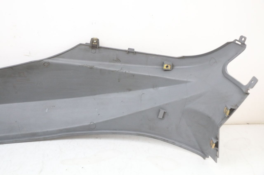 photo de CARENADO TRASERO DERECHA PEUGEOT TWEET 125 (2018 - 2021) - Detalles de los puntos de fijación